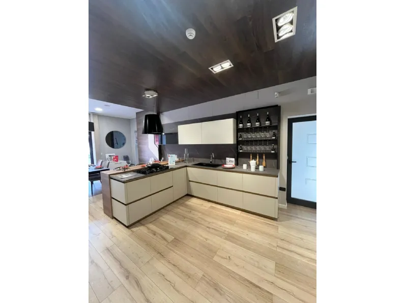 Cucina tortora moderna con penisola Delinea Scavolini scontata