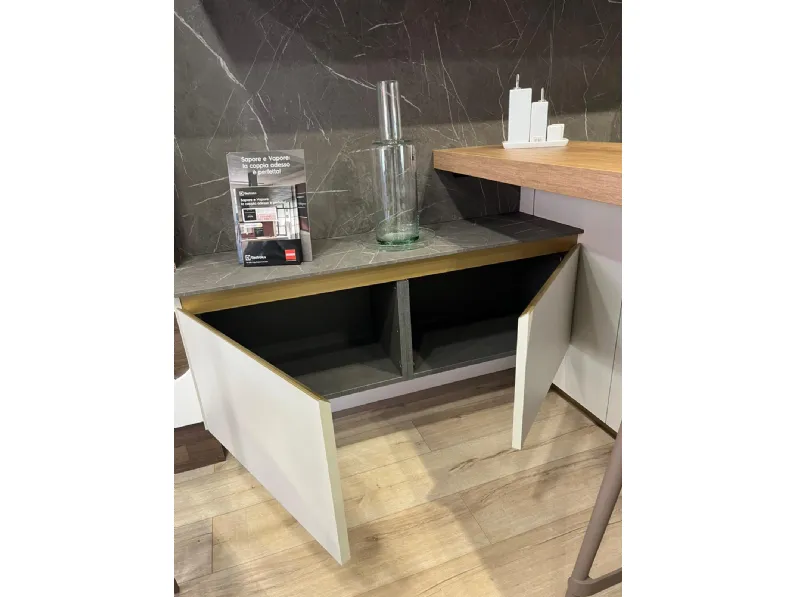 Cucina tortora moderna con penisola Delinea Scavolini scontata