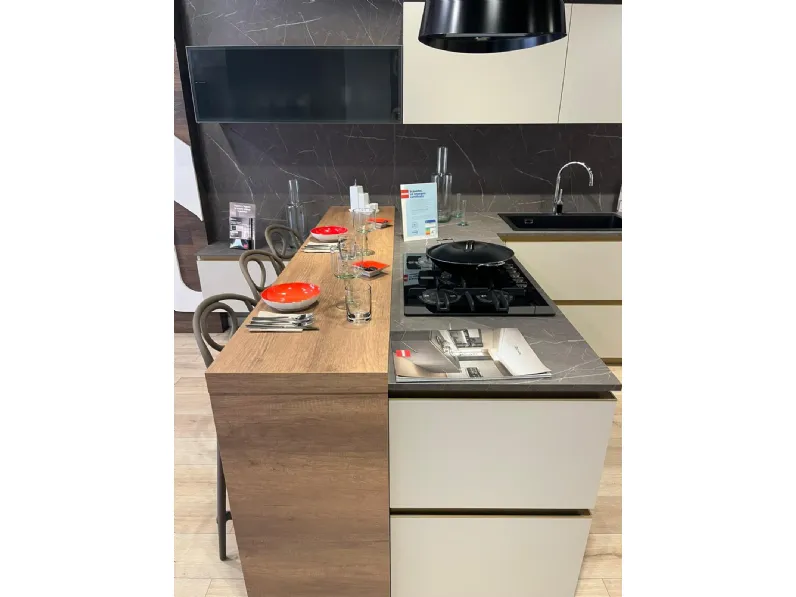 Cucina tortora moderna con penisola Delinea Scavolini scontata