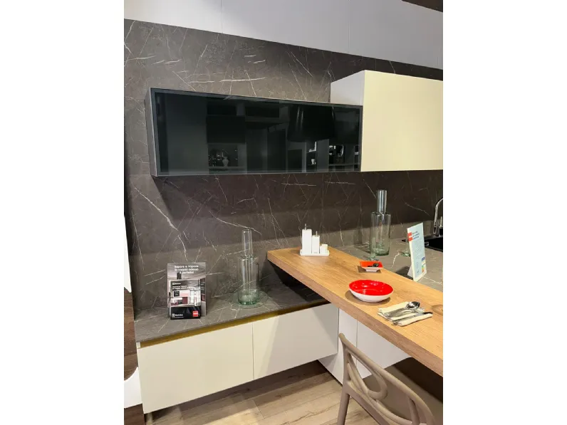 Cucina tortora moderna con penisola Delinea Scavolini scontata