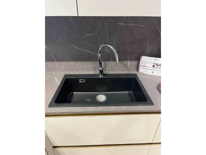 Cucina tortora moderna con penisola Delinea Scavolini scontata