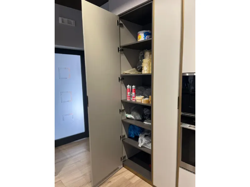 Cucina tortora moderna con penisola Delinea Scavolini scontata