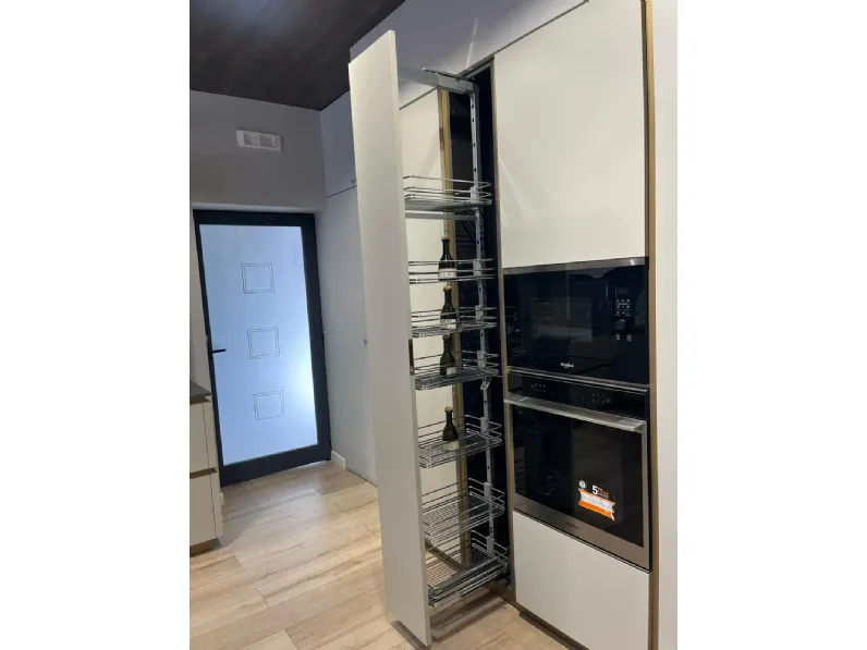 Cucina tortora moderna con penisola Delinea Scavolini scontata