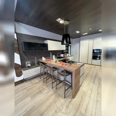 Cucina tortora moderna con penisola Delinea Scavolini scontata