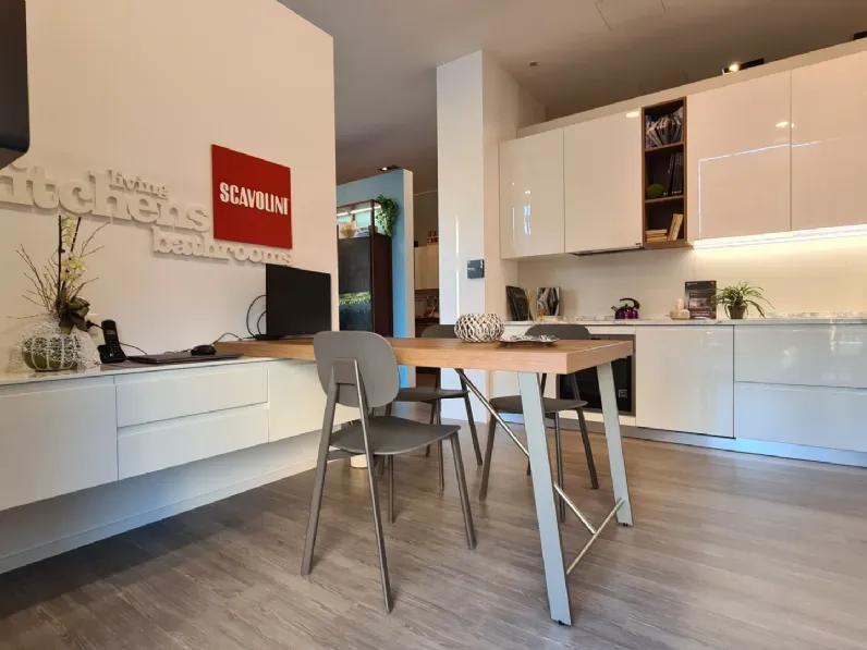 Cucina bianca moderna con penisola Motus  Scavolini in Offerta Outlet