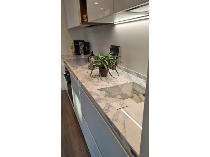 Cucina bianca moderna con penisola Motus  Scavolini in Offerta Outlet