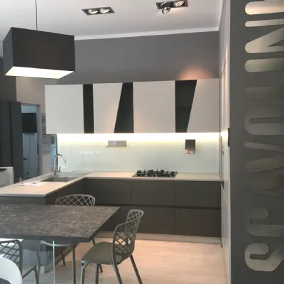 Cucina grigia moderna con penisola Qi scavolini Scavolini scontata