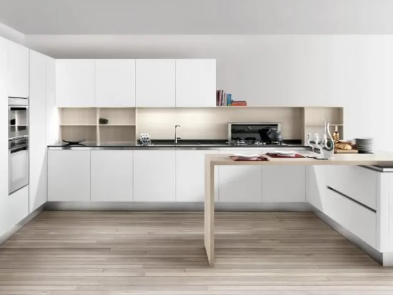 Cucina a prezzo ribassato con penisola design Mary Spagnol cucine