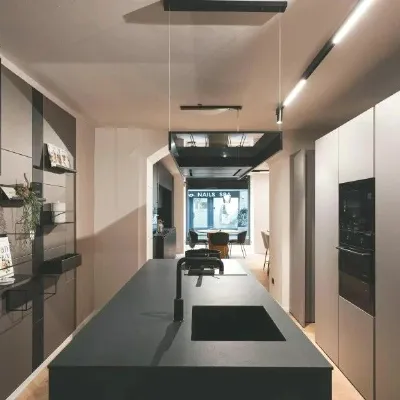 Cucina Stosa design con isola blu in laccata opaco Evolution color trend
