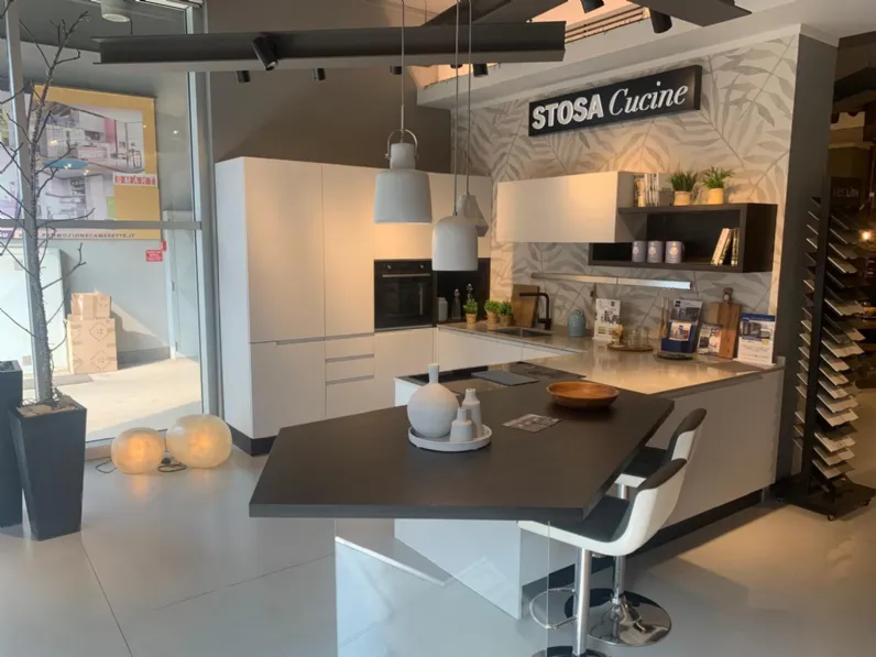 Cucina Karma moderna grigia Stosa con penisola scontata 50%