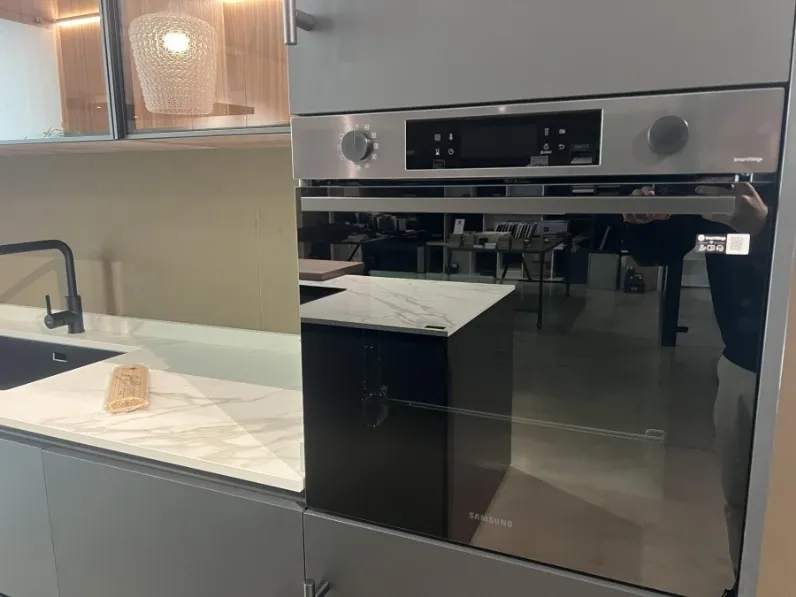 Cucina Stosa moderna con isola altri colori in laccata opaco Metropolis