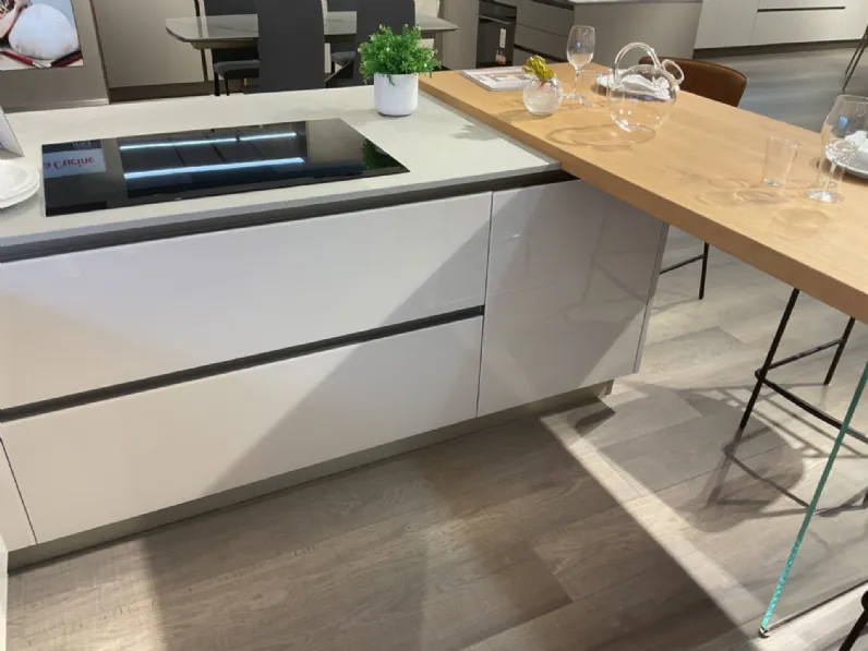 Cucina con penisola in vetro a prezzo ribassato 50%
