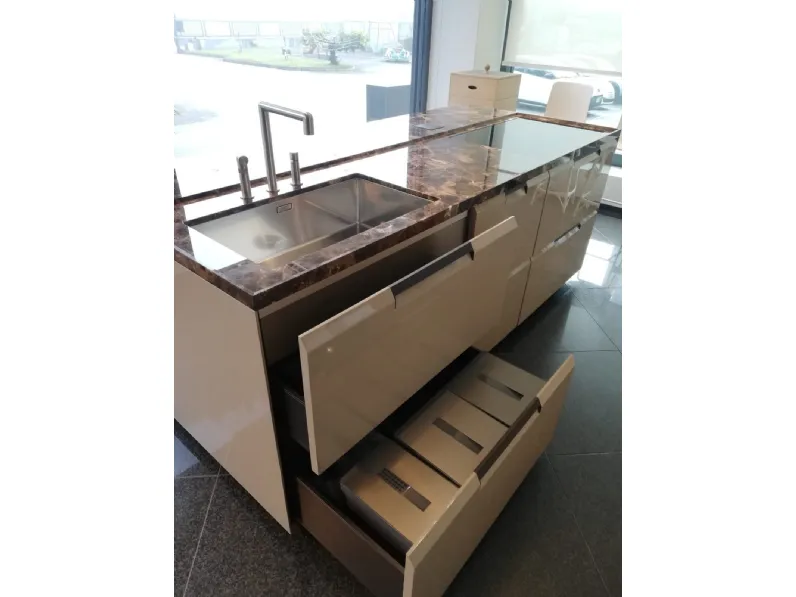 Cucina a prezzo ribassato con isola moderna Shape Poliform