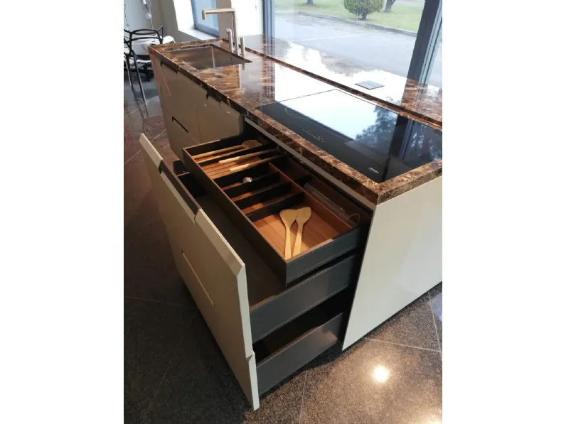 Cucina a prezzo ribassato con isola moderna Shape Poliform
