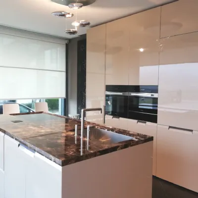 Cucina a prezzo ribassato con isola moderna Shape Poliform