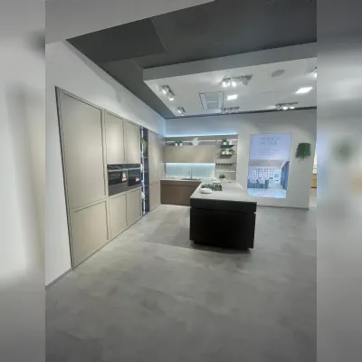 Cucina tortora moderna con penisola Cv 629 cucina iconica convivio Veneta cucine scontata