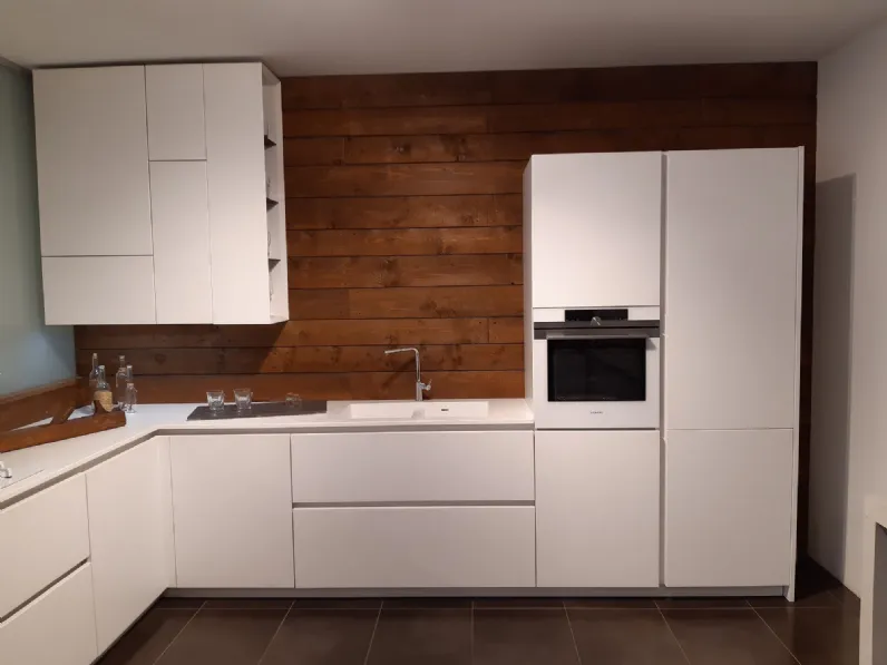 Cucina Valdesign Logica l0: design ad angolo bianco in laccato opaco.