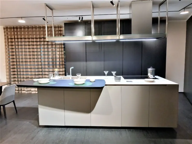 Cucina Poliform moderna con penisola altri colori in laccata opaco Phoenix