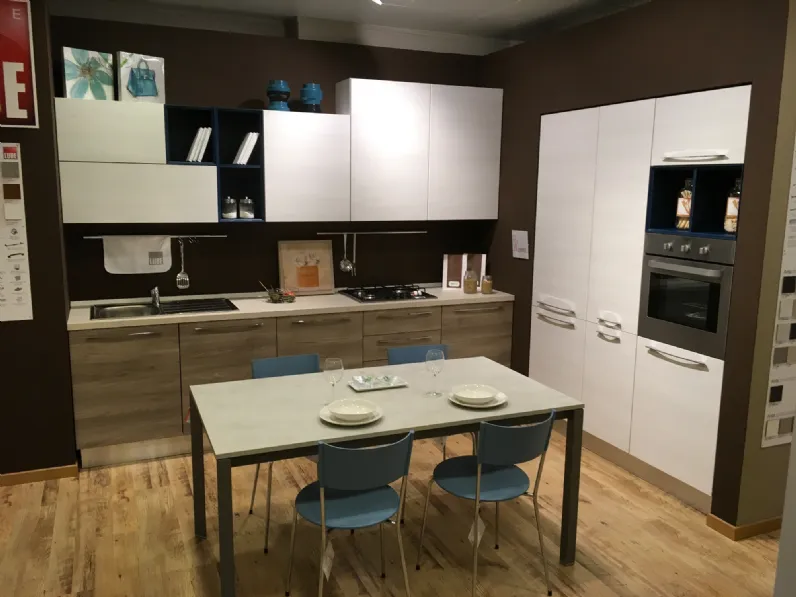 Scopri la cucina Noemi moderna di Lube cucine, altri colori disponibili, scontata del 60%!