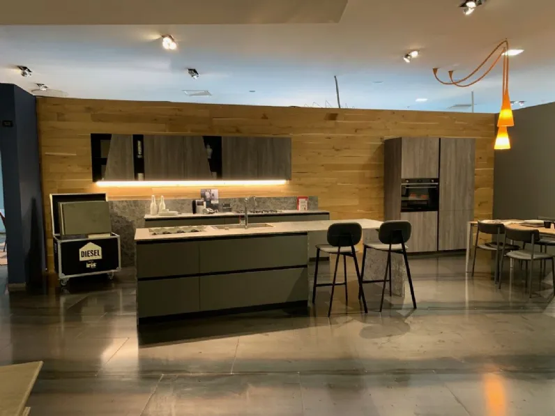 Cucina grigia moderna con isola Liberamente Scavolini a soli 11700