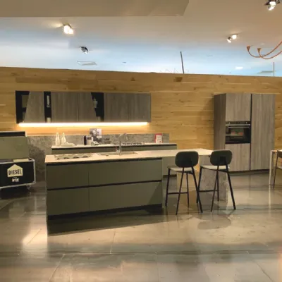 Cucina grigia moderna con isola Liberamente Scavolini a soli 11700