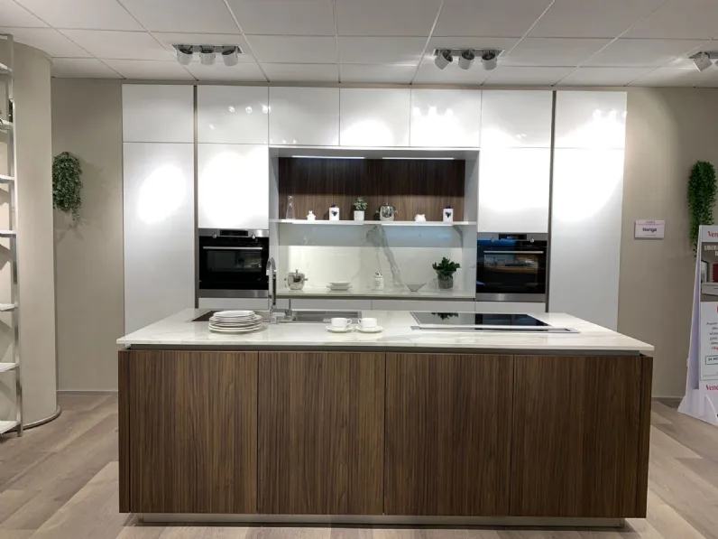 Cucina bianca moderna con isola Lounge Veneta cucine scontata