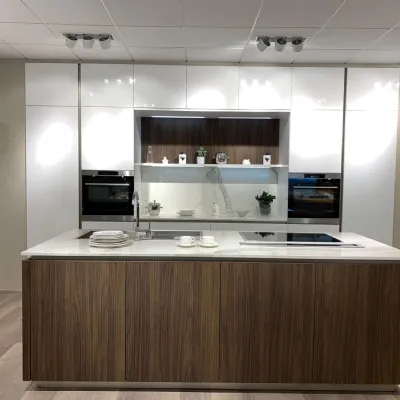 Cucina bianca moderna con isola Lounge Veneta cucine scontata