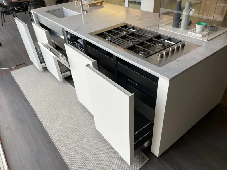 Scopri la cucina ad isola Case System in laccato opaco bianco a prezzo scontato!