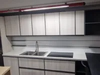 Cucina con penisola in laminato materico grigio Kronos a prezzo scontato