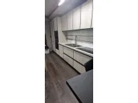 Cucina con penisola in laminato materico grigio Kronos a prezzo scontato