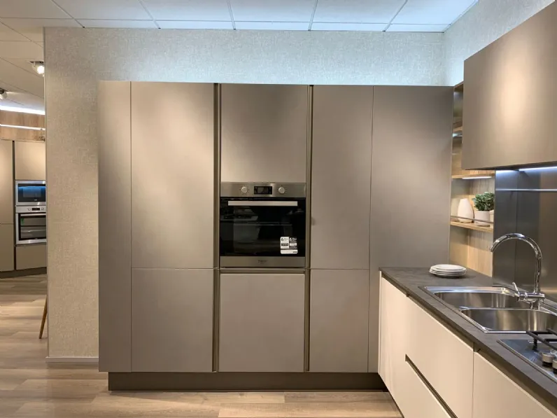Scopri la cucina grigio moderna ad angolo Start time di Veneta Cucine a soli 7900!