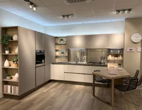 Scopri la cucina grigio moderna ad angolo Start time di Veneta Cucine a soli 7900€!