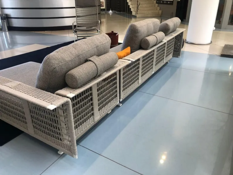 Divano da giardino Poltrona frau Solaria a prezzi outlet 