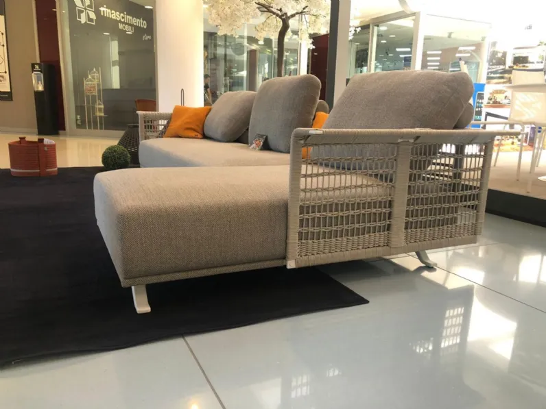 Divano da giardino Poltrona frau Solaria a prezzi outlet 