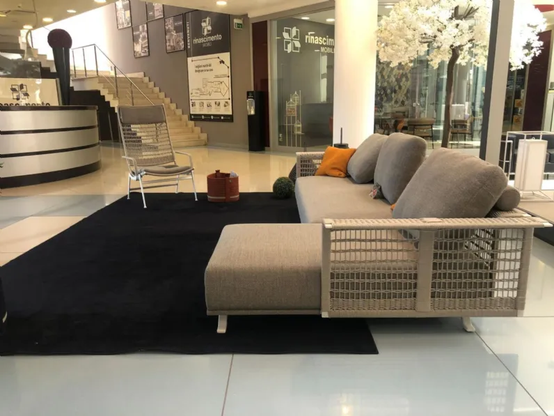 Divano da giardino Poltrona frau Solaria a prezzi outlet 