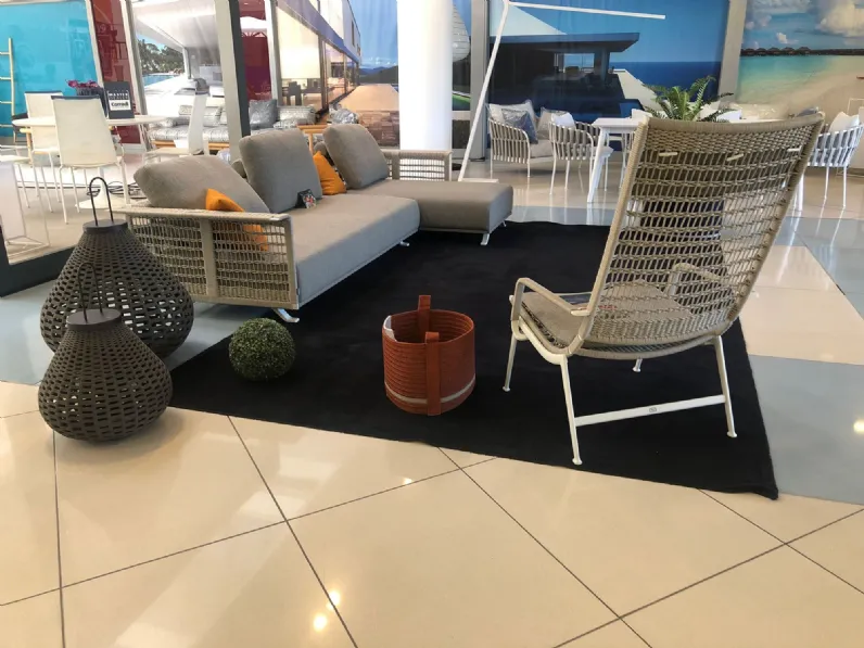 Divano da giardino Poltrona frau Solaria a prezzi outlet 