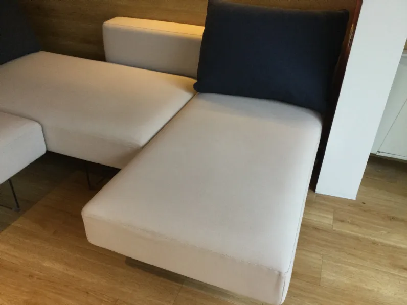 Divano con penisola modello Air di Lago in offerta