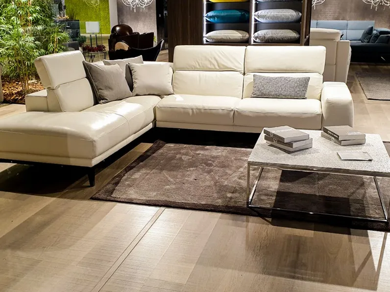 Divano Borghese di Natuzzi in stile moderno a prezzo Outlet