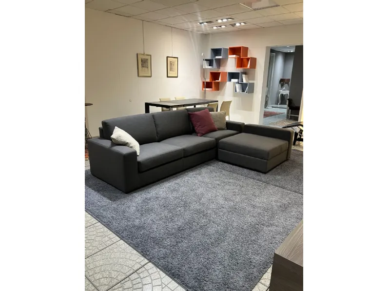 Divano con penisola artigianale. Comodo, sconto 38%. Prezzi outlet!