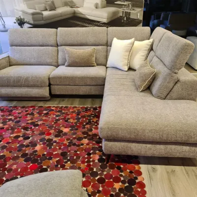 Divano Christopher con penisola a prezzo scontato del 50%! Comfort assicurato.