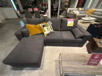 Divano moderno tessuto Domino di Collezione esclusiva con sconto del - 48%