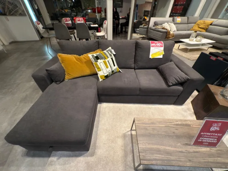 Divano moderno tessuto Domino di Collezione esclusiva con sconto del - 48%