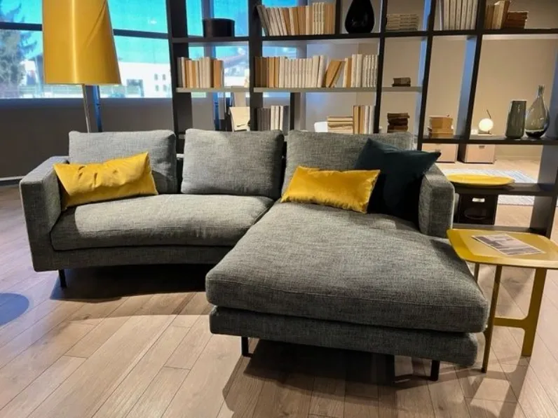 Scopri il divano Easy Dema con penisola a prezzo scontato! Una soluzione di design perfetta per arredare la tua casa.