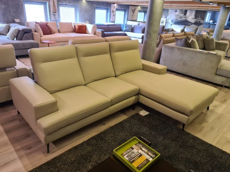 Divano Emmet: comfort in Pelle a 2450. Design moderno, pratico ed elegante.