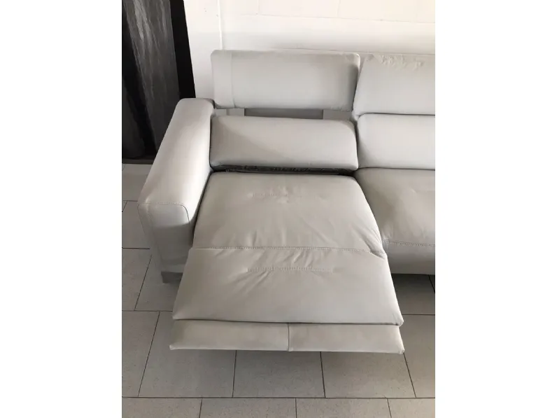 Divano Con Penisola In Stile Design Con Seduta Allungabile Con Forte Sconto divano-con-penisola-in-stile-design-con-seduta-allungabile-con-forte-sconto