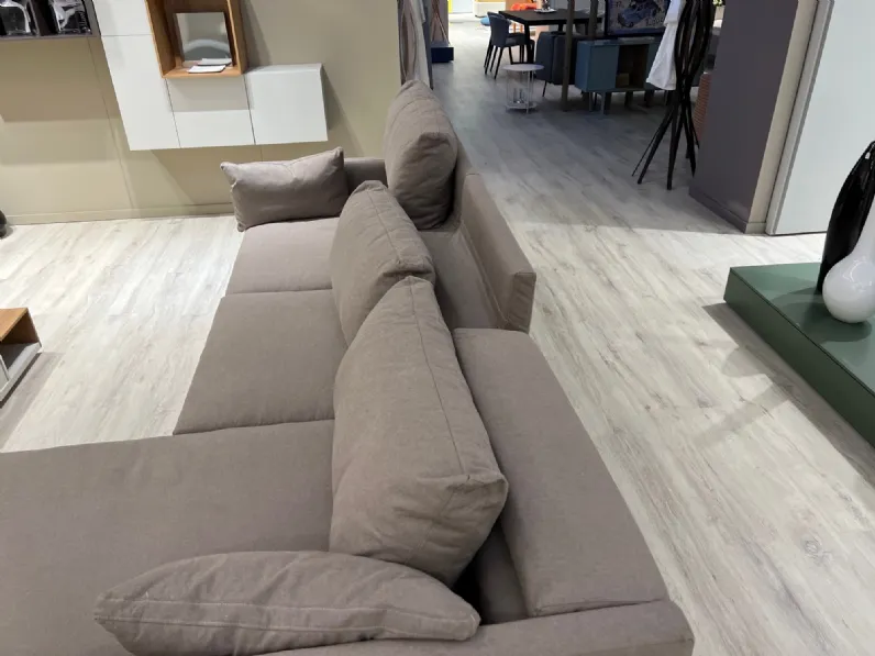 Divano con penisola tessuto in poliuretano  Novamobili a prezzo Outlet