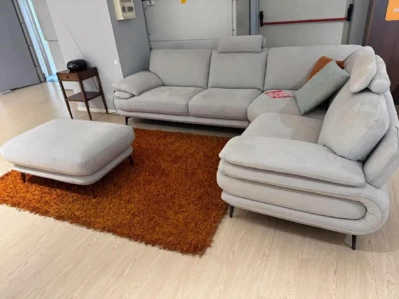 Divano angolare marte sospeso Artigianale a PREZZO OUTLET scontato del 20%