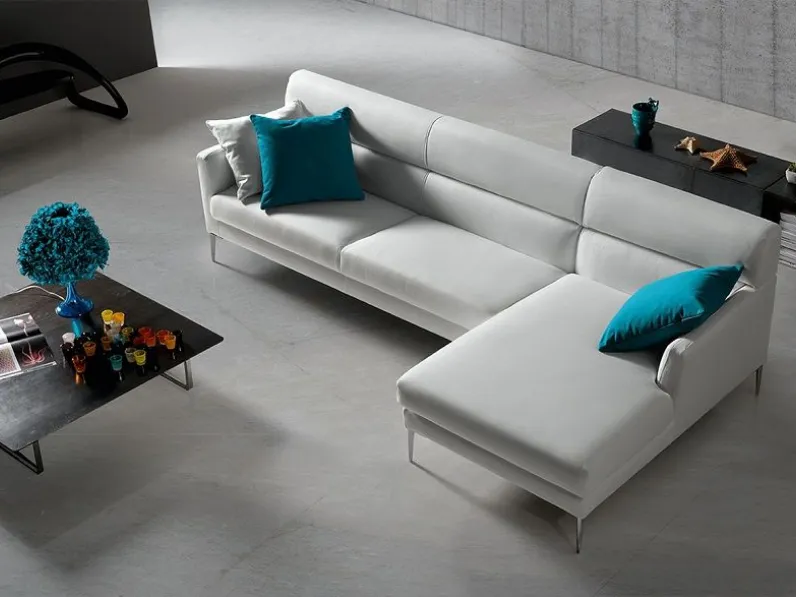 Divano mod.pat con piedi cromati in promo-sconto del 50% Excò a PREZZO OUTLET scontato del 50%