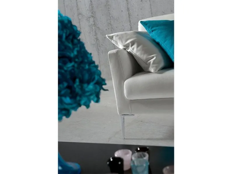 Divano mod.pat con piedi cromati in promo-sconto del 50% Excò a PREZZO OUTLET scontato del 50%