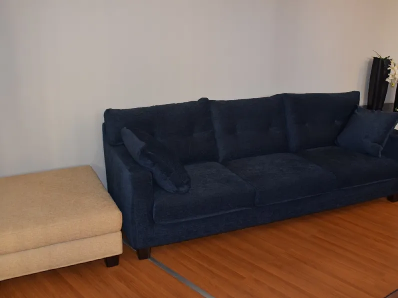 Divano Edoardo con pouf Stella del mobile a PREZZO OUTLET